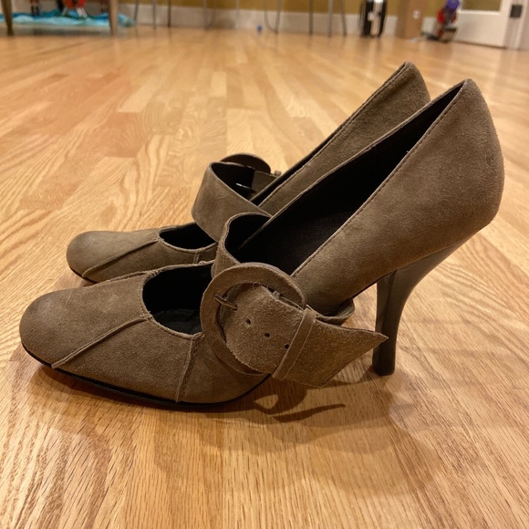 Shoes - Picture 1 of 3